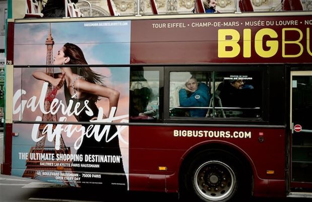 Skab opnåelse og bekendtskab med en busreklame